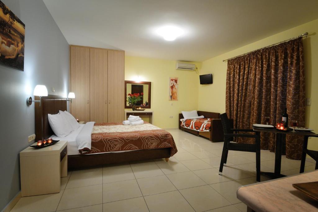 Faros Luxury Suites Marathopoli Oda fotoğraf